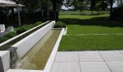 waterelement_beton_maatwerk_waterval_minimalistisch_gazon_open_ruimtelijk_moderne tuin_strak terras_grote tegels_schellevis beton