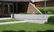 waterelement_beton_maatwerk_waterval_minimalistisch_gazon_open_ruimtelijk_moderne tuin_strak terras_grote tegels_schellevis beton_hoogte verschillen