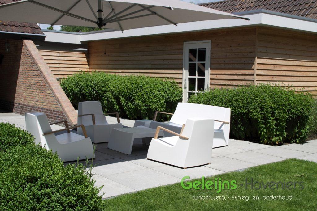 waterelement_beton_maatwerk_waterval_minimalistisch_gazon_open_ruimtelijk_moderne tuin_strak terras_grote tegels_schellevis beton_lounge