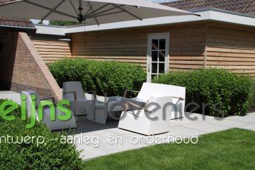 waterelement_beton_maatwerk_waterval_minimalistisch_gazon_open_ruimtelijk_moderne tuin_strak terras_grote tegels_schellevis beton_lounge