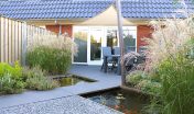 diagonale tuin_schuine hoeken_30 graden_schuinen lijnen_spannend tuinontwerp_kleine tuin_aanleg tuin_achtertuin_tuin zevenbergen_schaduwdoek_nesling