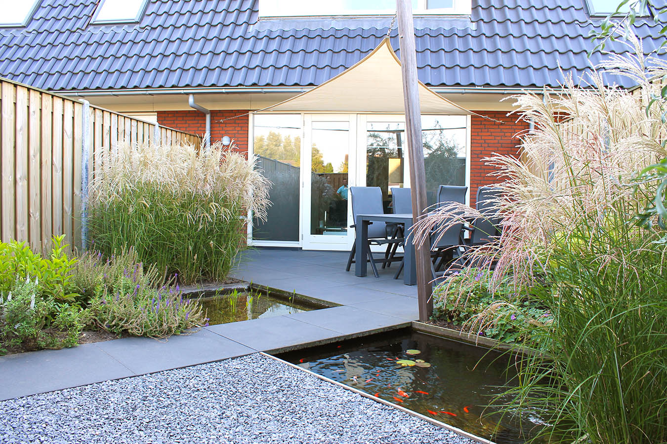 diagonale tuin_schuine hoeken_30 graden_schuinen lijnen_spannend tuinontwerp_kleine tuin_aanleg tuin_achtertuin_tuin zevenbergen_schaduwdoek_nesling