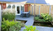 diagonale tuin_schuine hoeken_30 graden_schuinen lijnen_spannend tuinontwerp_kleine tuin_aanleg tuin_achtertuin_tuin zevenbergen_vijver