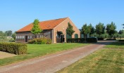 landelijke tuin_zevenbergen_groot gazon_hagen_ruimtelijk_tuinontwerp_tuinaanleg_geleijns hoveniers_boerenschuur_gebakken klinkers