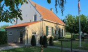 landelijke tuin_zevenbergen_groot gazon_hagen_ruimtelijk_tuinontwerp_tuinaanleg_geleijns hoveniers_boerenschuur_gebakken klinkers_overkapping_historische boerderij_boerderijtuin