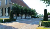 landelijke tuin_zevenbergen_groot gazon_hagen_ruimtelijk_tuinontwerp_tuinaanleg_geleijns hoveniers_boerenschuur_gebakken klinkers_parkeren_leibomen_gebakken klinkers_vormsnoei